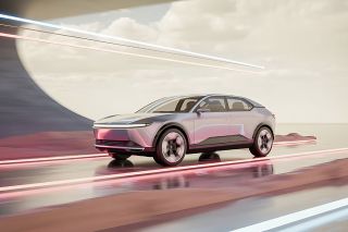 Foto: Auto vor bewölktem Hintergrund auf spiegelnder futuristischer Straße